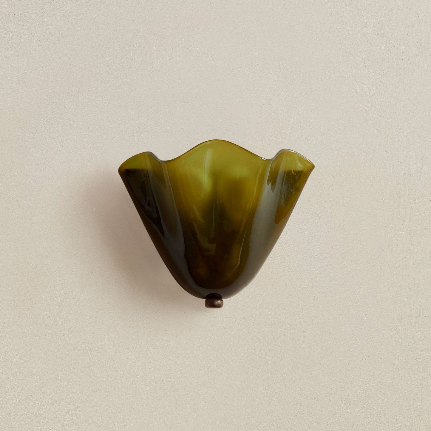 Brehn | Retro Wandleuchte aus farbigem Glas im rockförmigen Schalenmuster