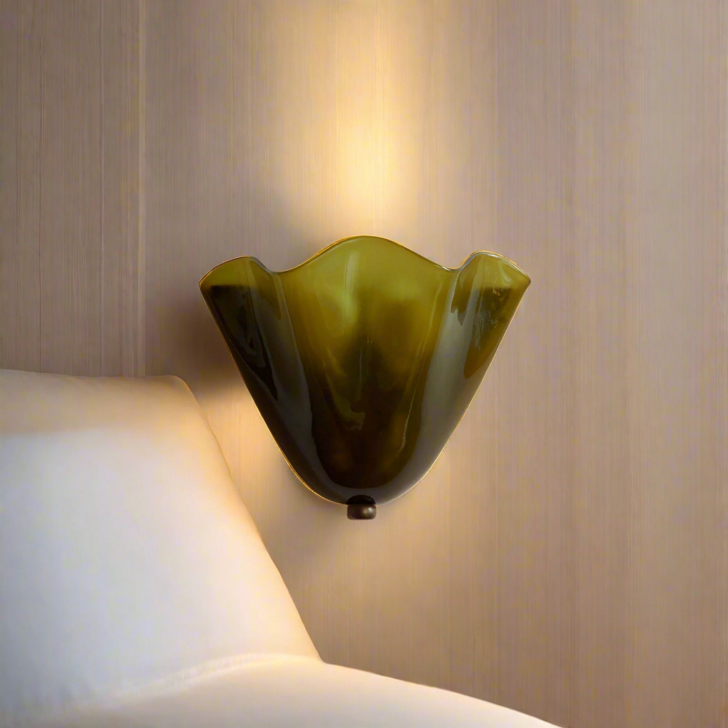 Brehn | Retro Wandleuchte aus farbigem Glas im rockförmigen Schalenmuster