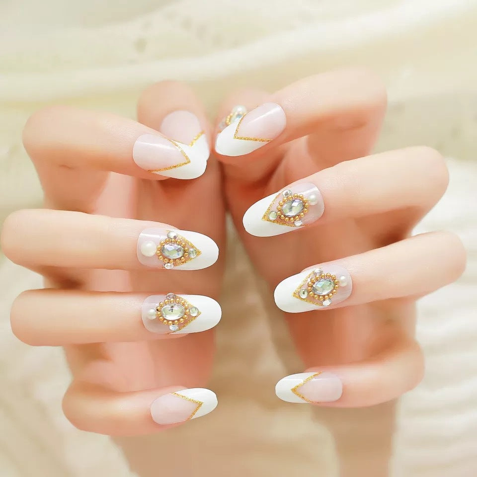 Dekoratives Press-On Nail Set mit eleganten Akzenten