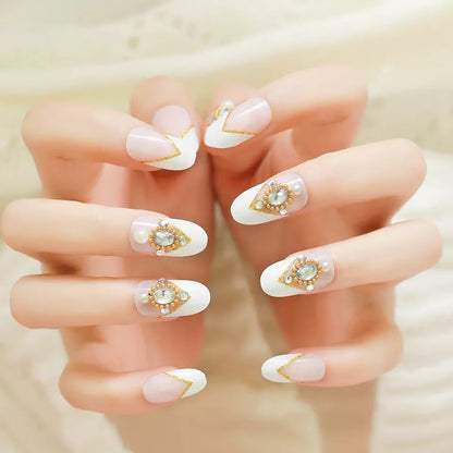 Dekoratives Press-On Nail Set mit eleganten Akzenten