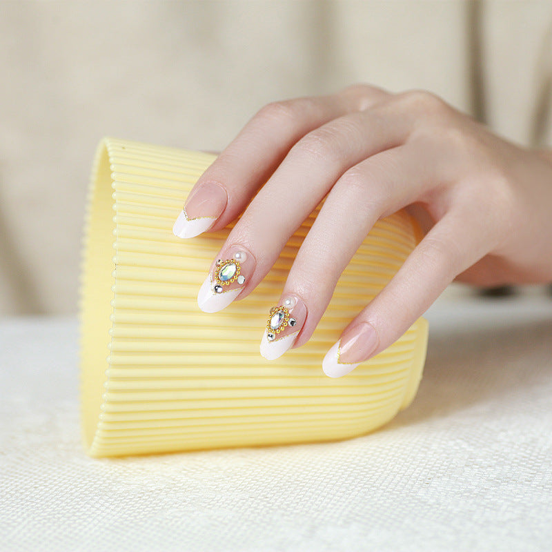 Dekoratives Press-On Nail Set mit eleganten Akzenten