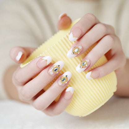 Dekoratives Press-On Nail Set mit eleganten Akzenten