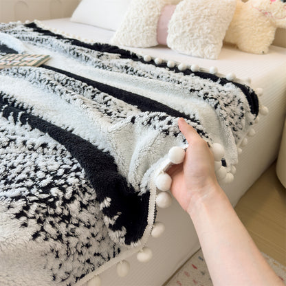 Geometrische Korallenfleece-Decke mit Quasten
