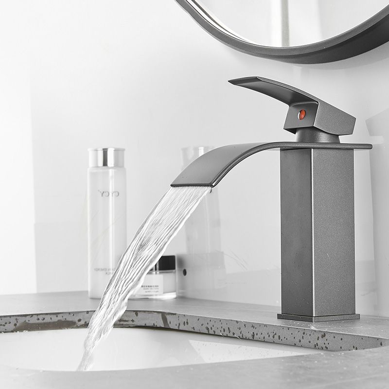 Moderner Badewannenarmatur Wasserfallauslauf Hebelgriff Messing Spülenarmatur