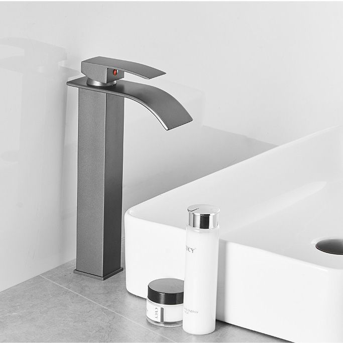 Moderner Badewannenarmatur Wasserfallauslauf Hebelgriff Messing Spülenarmatur