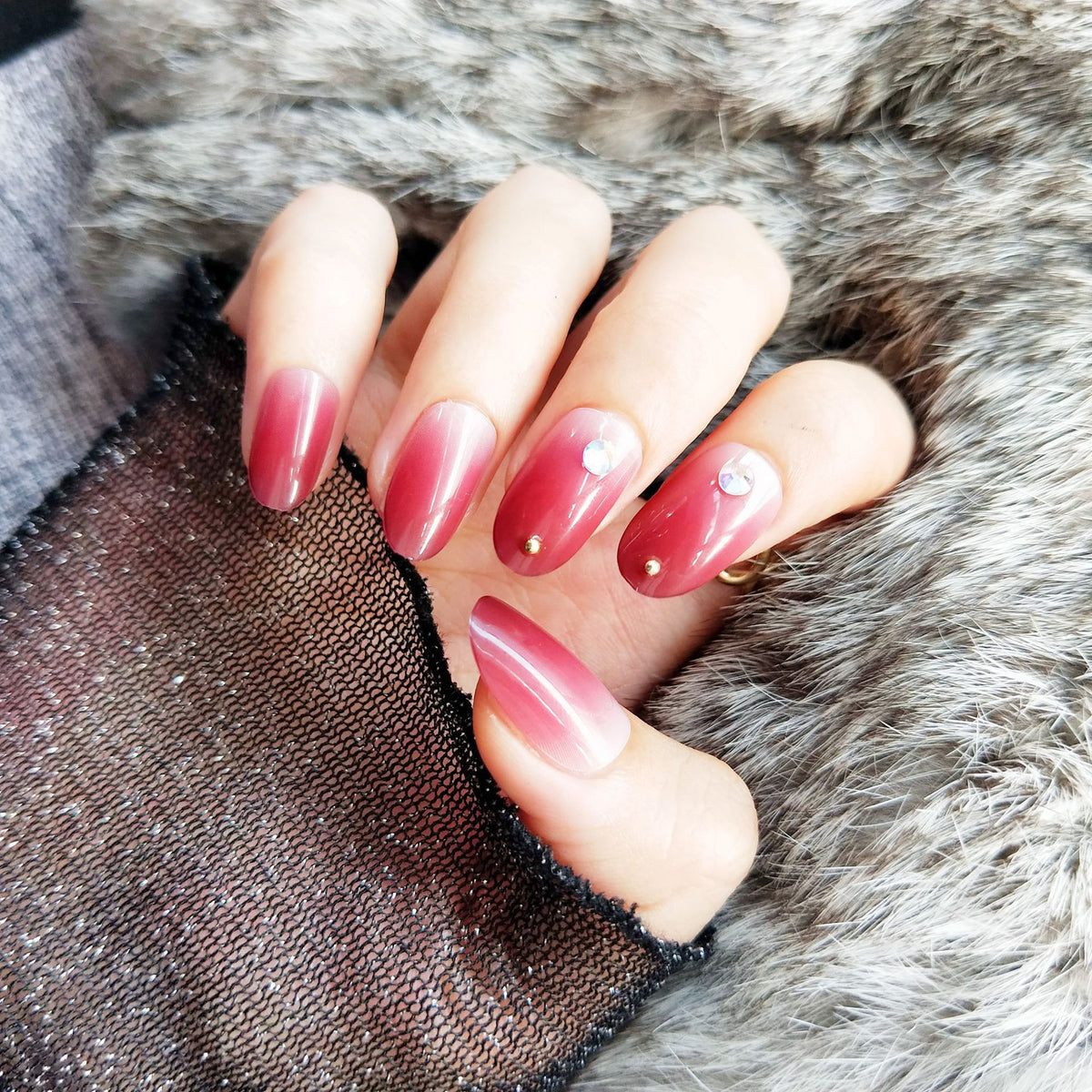Kunstnägel mit elegantem Ombre-Effekt und Strassverzierungen Brehn