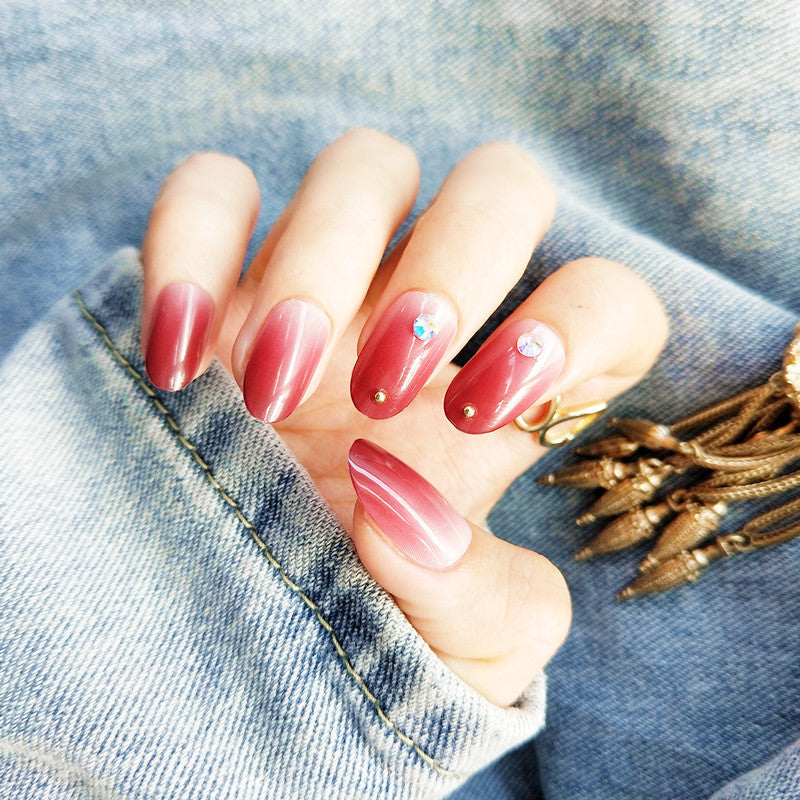 Kunstnägel mit elegantem Ombre-Effekt und Strassverzierungen Brehn