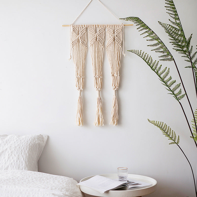Makramee-Wandbehang mit geometrischem Dreifach-Quasten-Design und Holzstab Brehn