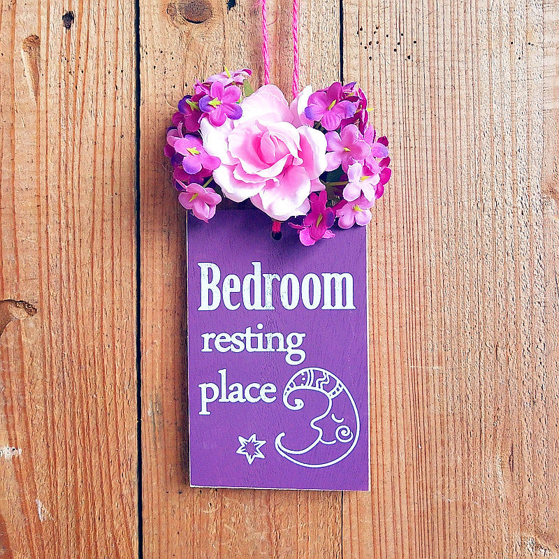 Dekoratives Schlafzimmer-Schild mit floralen Akzenten