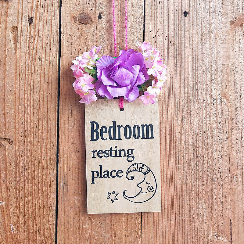 Dekoratives Schlafzimmer-Schild mit floralen Akzenten