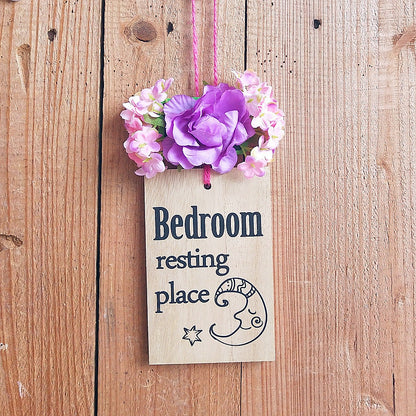 Dekoratives Schlafzimmer-Schild mit floralen Akzenten