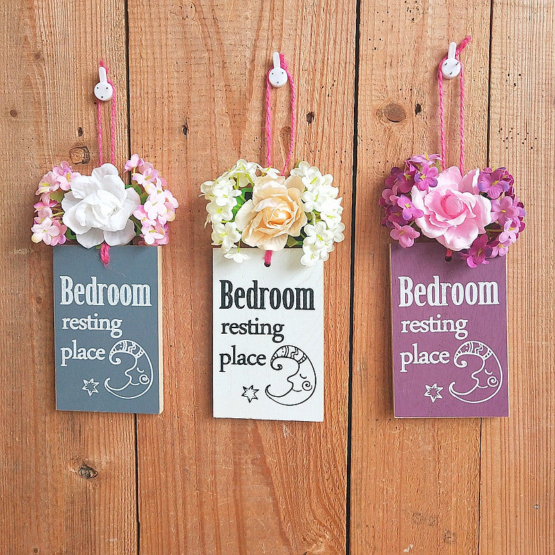 Dekoratives Schlafzimmer-Schild mit floralen Akzenten