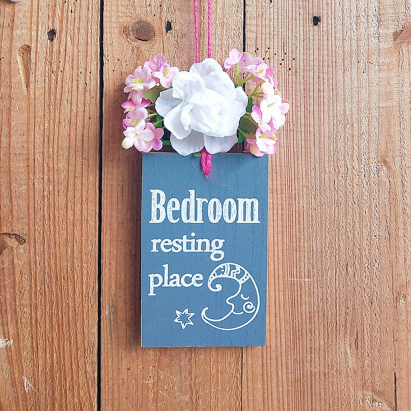 Dekoratives Schlafzimmer-Schild mit floralen Akzenten