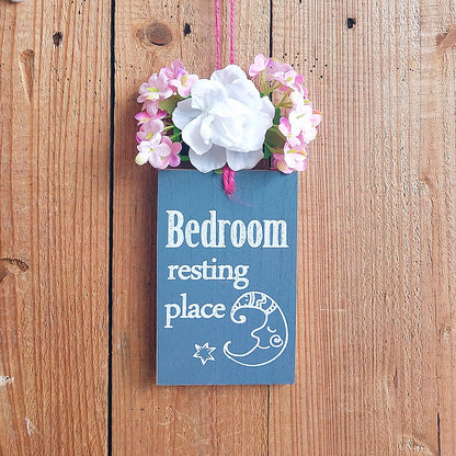 Dekoratives Schlafzimmer-Schild mit floralen Akzenten