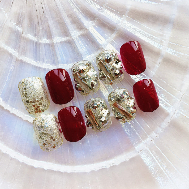 Kunstnägel mit luxuriöser Glitter- und Blumendesign Brehn
