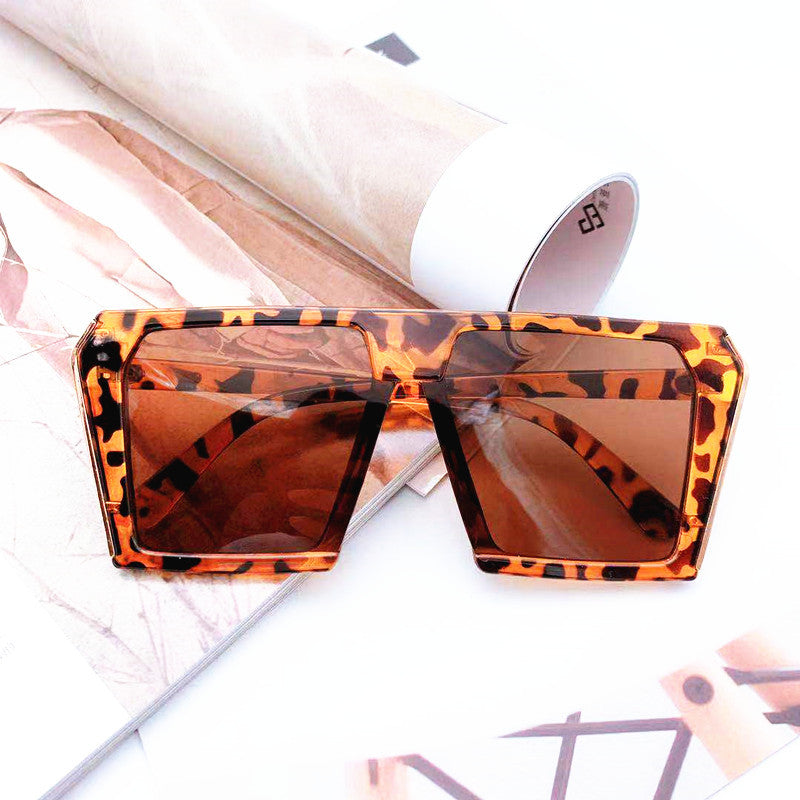 Damen stilvolle geometrische Sonnenbrille im kantigen Design Brehn