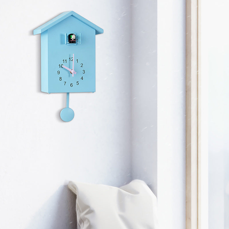 Kuckucksuhr im kreativen Hausdesign Brehn