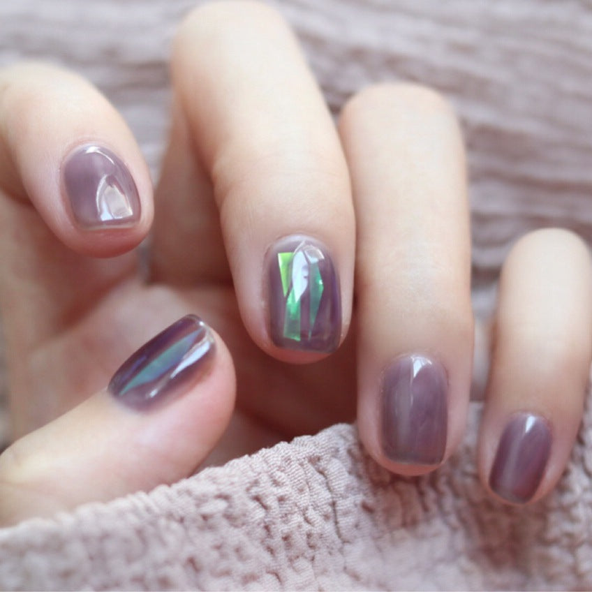 Kunstvolle Nagelverlängerungen mit elegantem Blattmuster Brehn