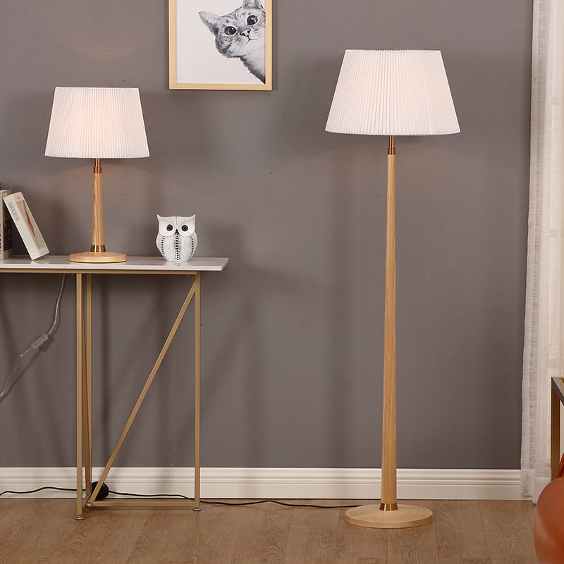 Mid-Century Modern Stehlampe mit gepławtem Schirm