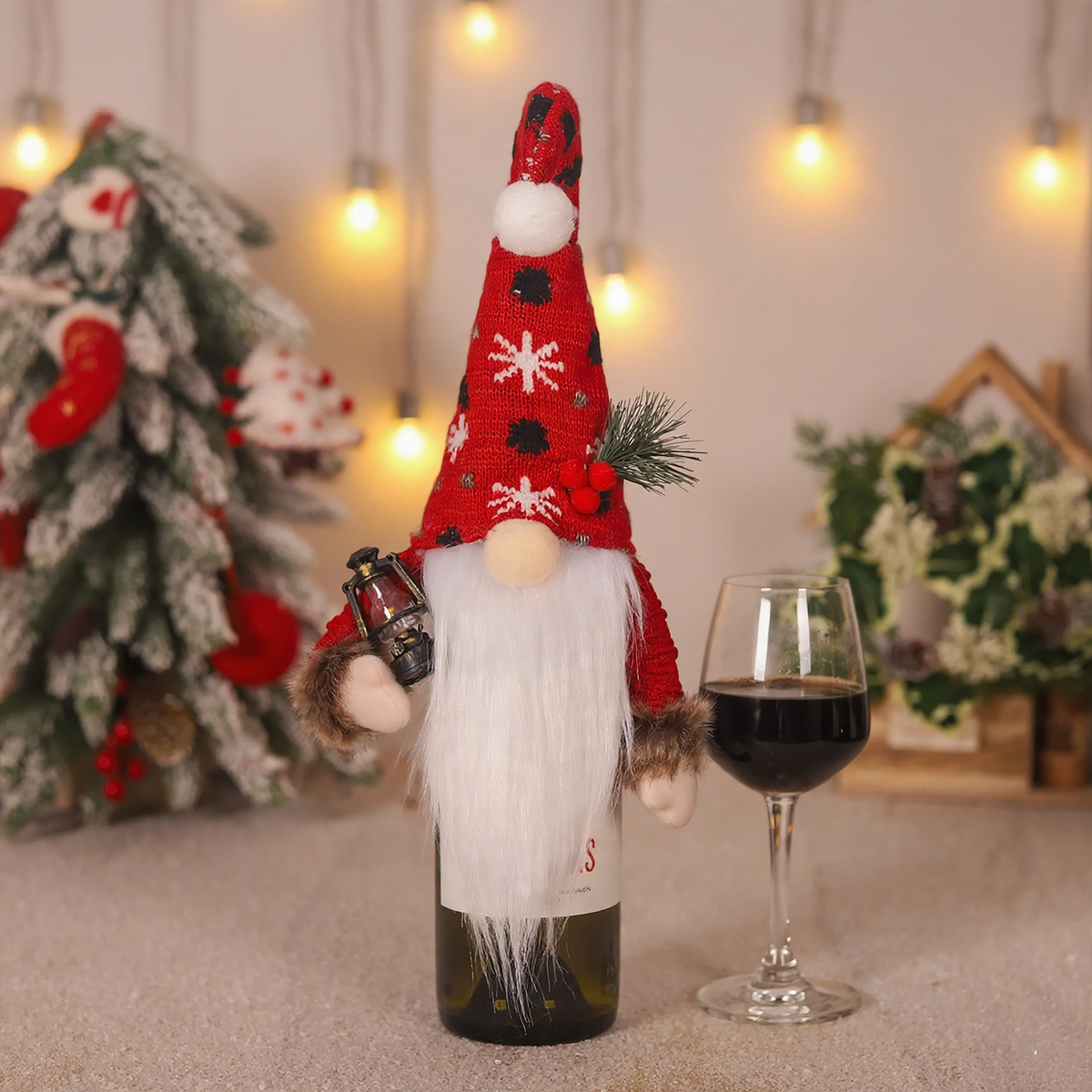 Dekorative Wichtelfigur mit weihnachtlichem Zubehör