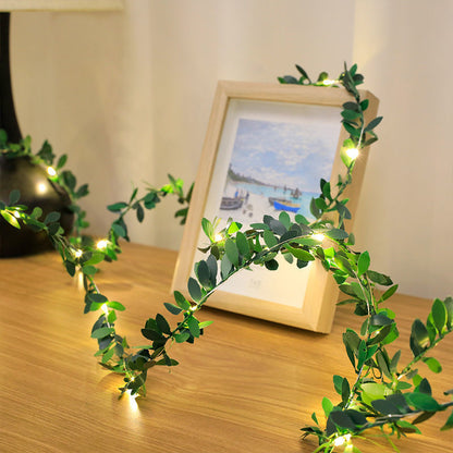 LED-Lichterkette mit künstlichen Pflanzenranken