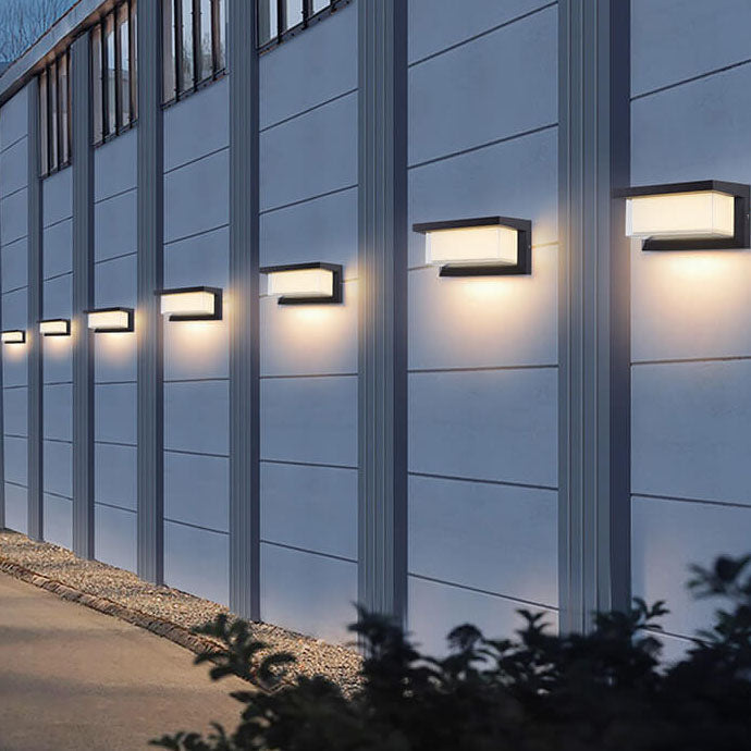 Moderner minimalistischer solarbetriebener rechteckiger PC-LED-Außenwandlampen für den Außenpatio | Brehn