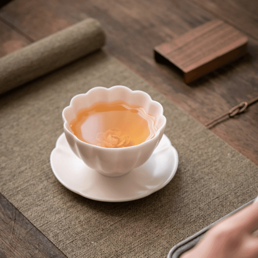 Handgefertigte Keramiktasse mit eingebetteter Keramikrose | Brehn