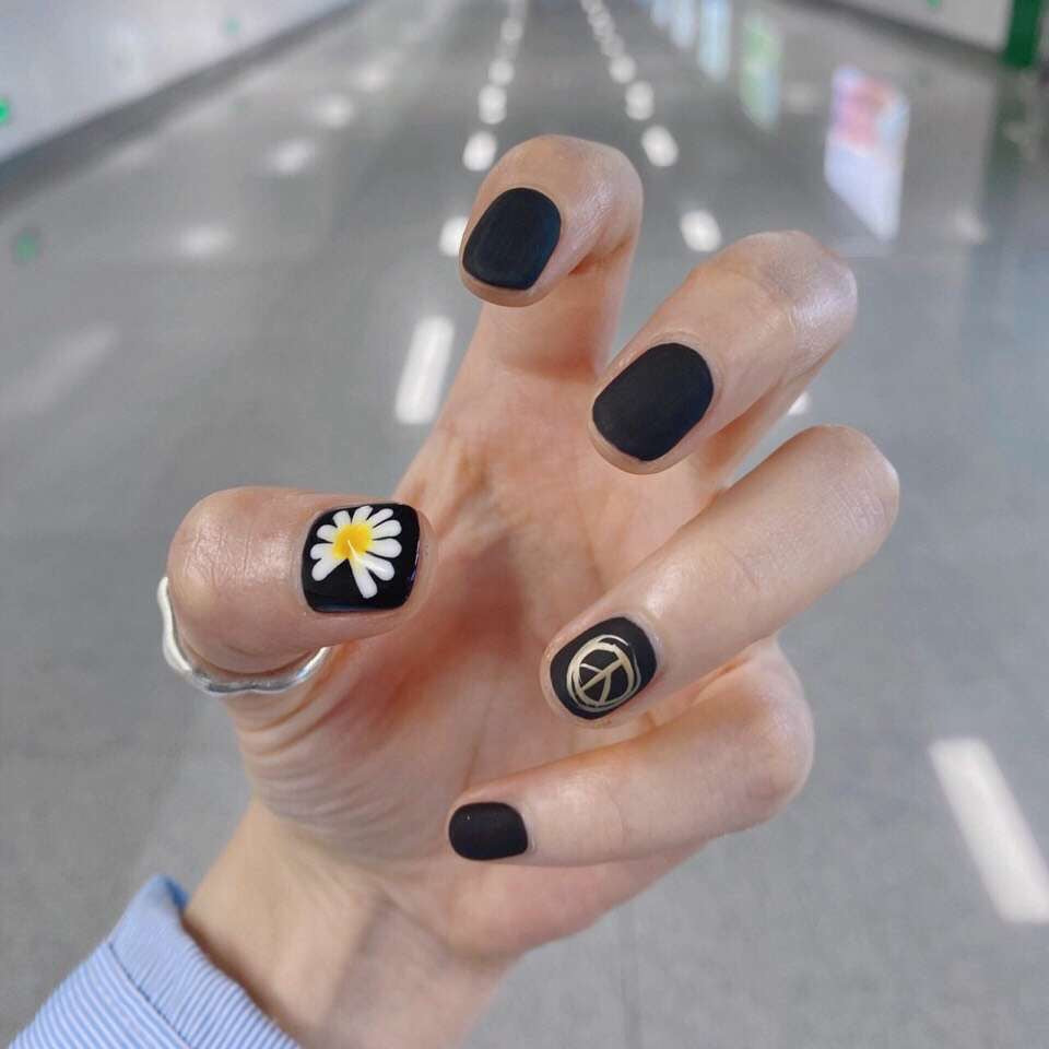 Kunstnägel mit floralem Motiv und mattem Finish Brehn