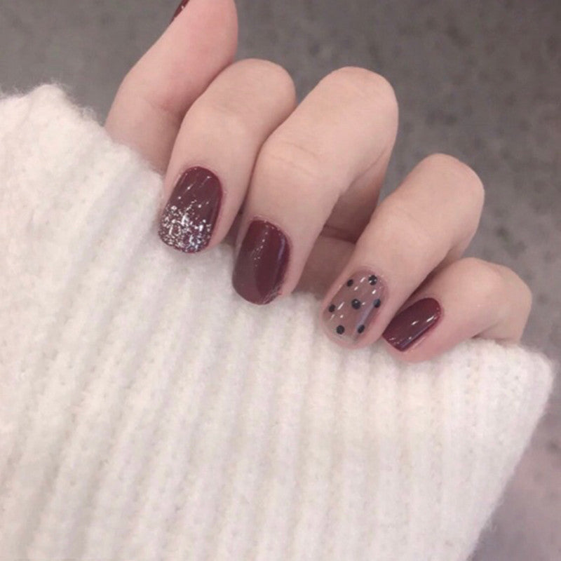 Glamouröse Kunstnägel mit Glitzer- und Strassverzierungen Brehn