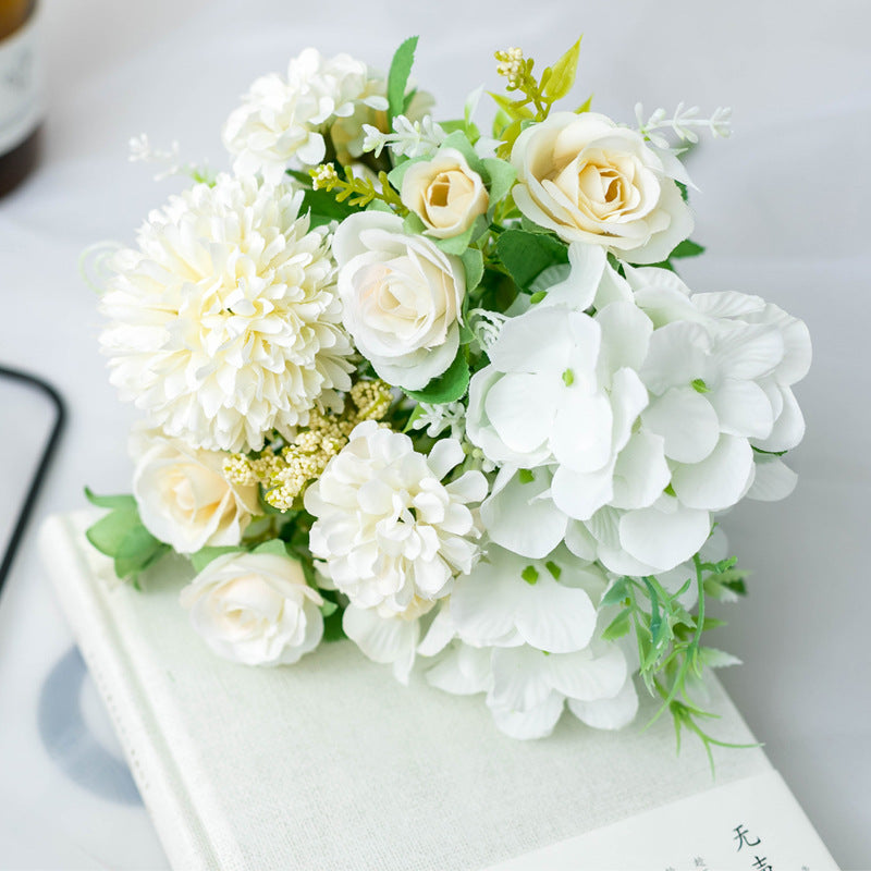Lebensechter gemischter Blumenstrauß