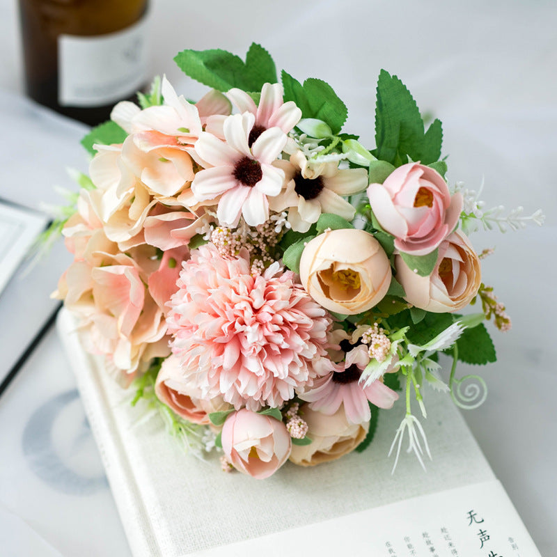 Lebensechter gemischter Blumenstrauß