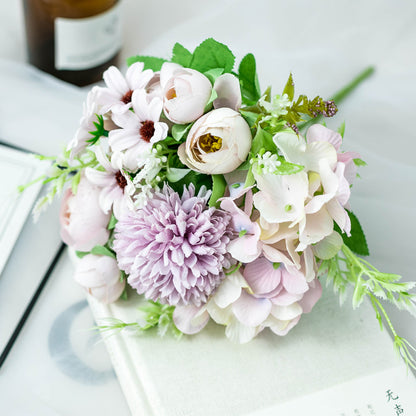Lebensechter gemischter Blumenstrauß