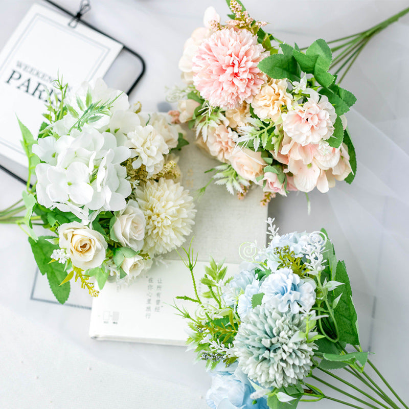 Lebensechter gemischter Blumenstrauß