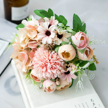 Lebensechter gemischter Blumenstrauß