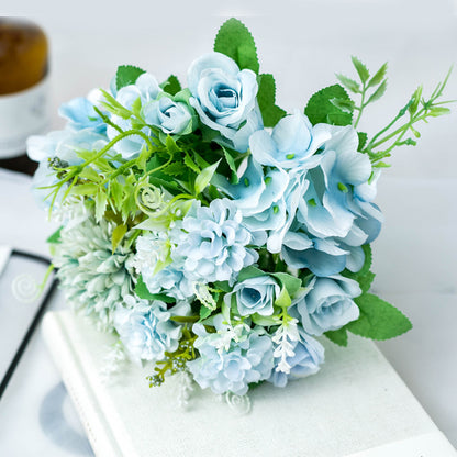 Lebensechter gemischter Blumenstrauß