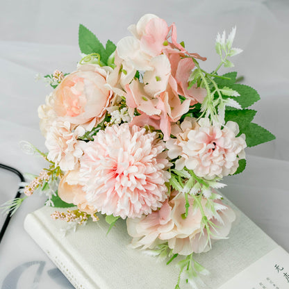 Lebensechter gemischter Blumenstrauß