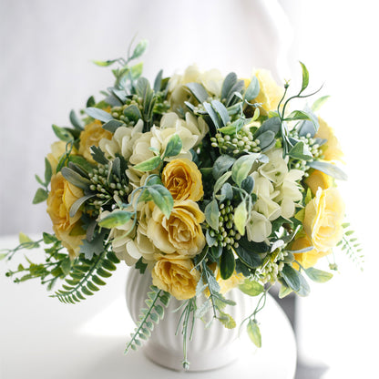 Eleganter künstlicher Blumenstrauß
