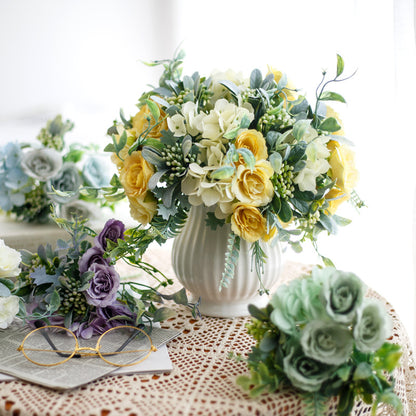 Eleganter künstlicher Blumenstrauß