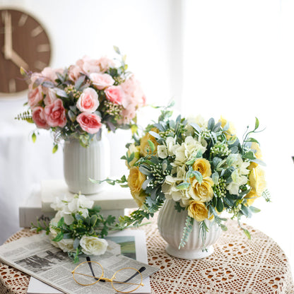 Eleganter künstlicher Blumenstrauß