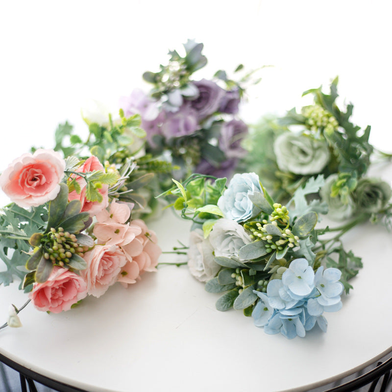 Eleganter künstlicher Blumenstrauß
