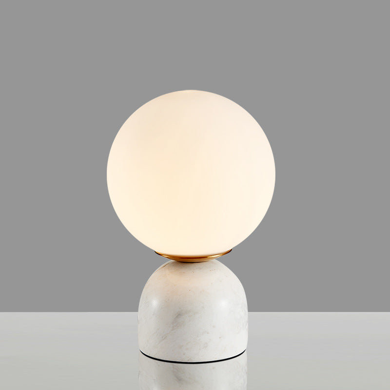 Moderne Kugeltischlampe mit stilvoller Basis