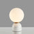 Moderne Kugeltischlampe mit stilvoller Basis