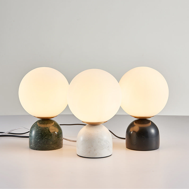 Moderne Kugeltischlampe mit stilvoller Basis