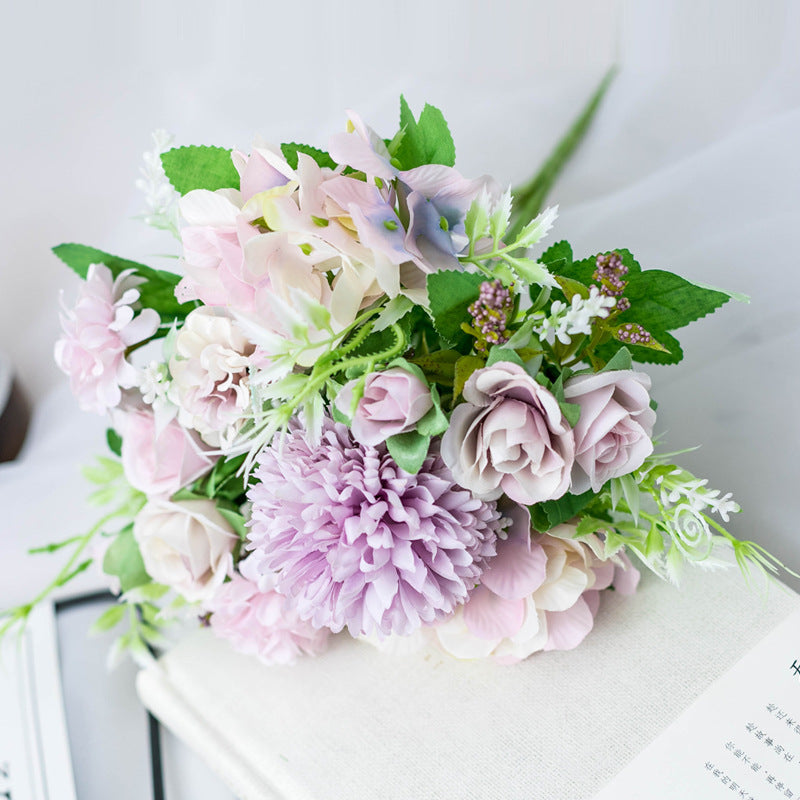 Lebensechter gemischter Blumenstrauß