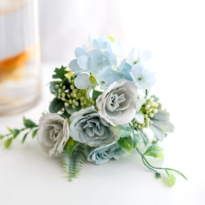 Eleganter künstlicher Blumenstrauß