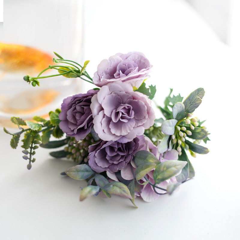 Eleganter künstlicher Blumenstrauß