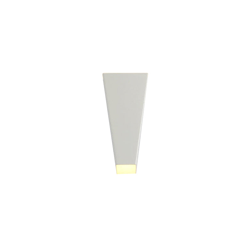 Simplistischer Stil Trapez-Wandwaschlicht Aluminium Warm/Weiß Beleuchtung LED Nachttisch-Wandleuchte in Schwarz/Weiß | Brehn