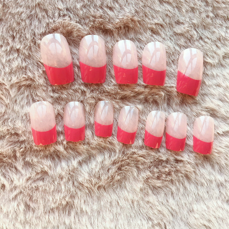 Elegantes French Tip Press-On Nagelset mit bunten Akzenten