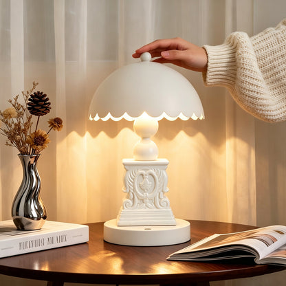 Französische Tischlampe mit Reliefdetails, Farbwechsel
