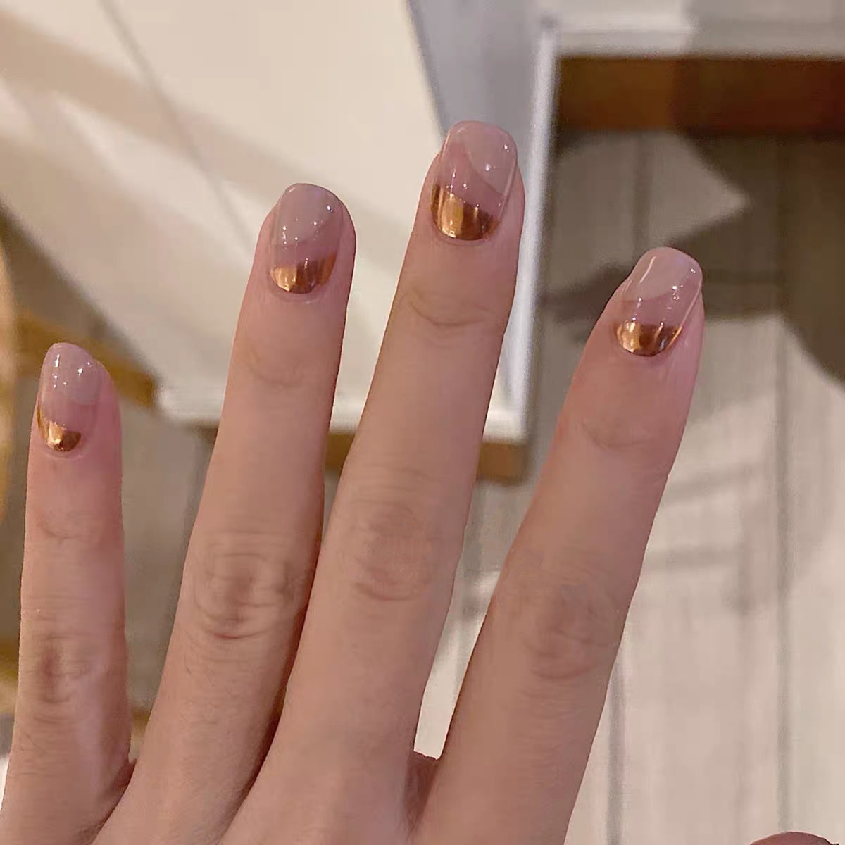 Kunstnägel mit edlem Design und Metallic-Finish Brehn